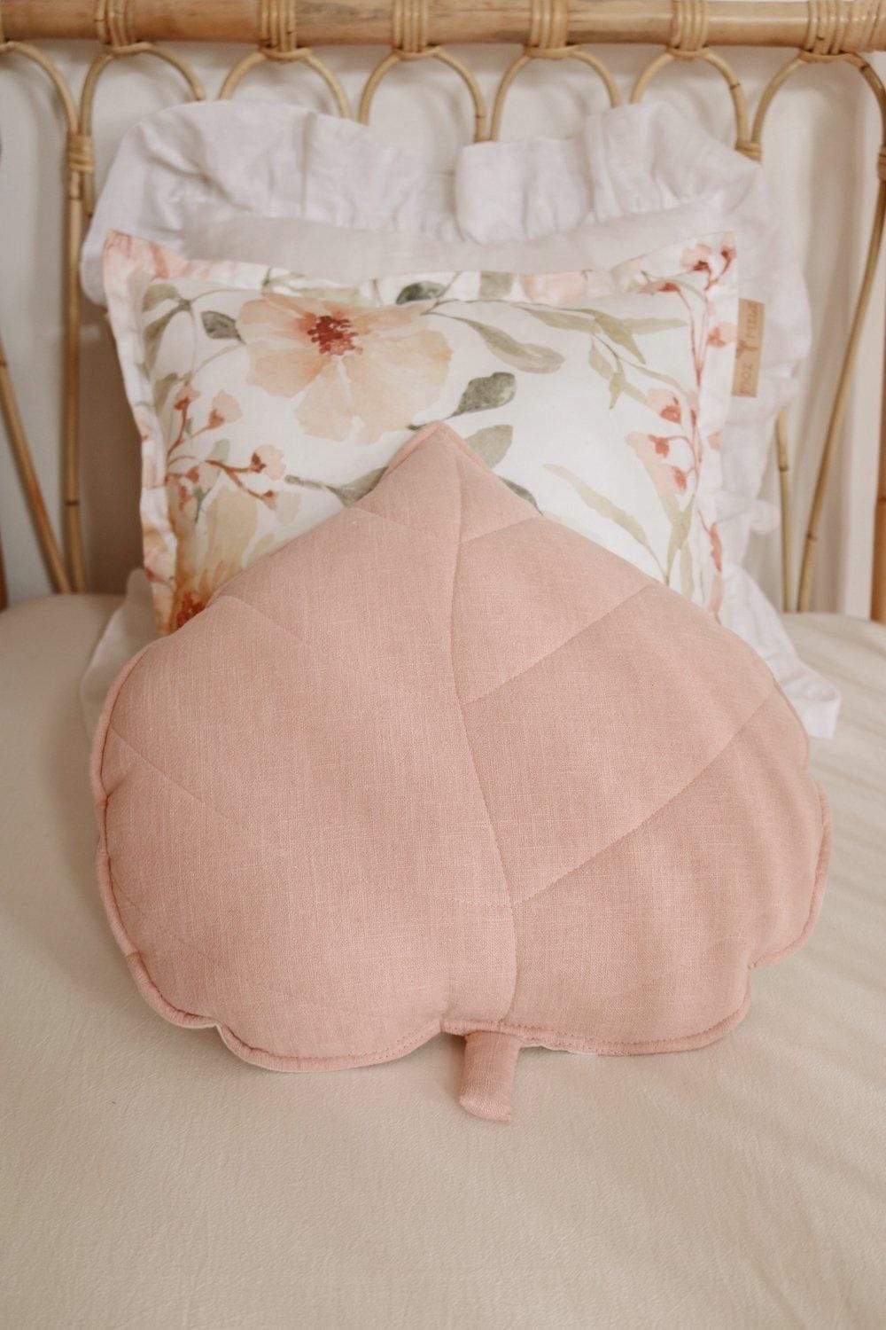 moimili.us Cushion Linen “Light Pink” Leaf Pillow