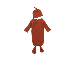 embé® Ribbed Rust Ribbed Knotted Gown & Hat Set by embé®